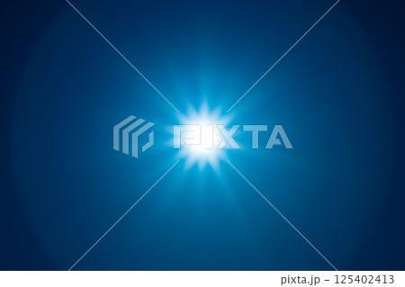 エネルギーを感じる放射線状に広がる太陽光 125402413