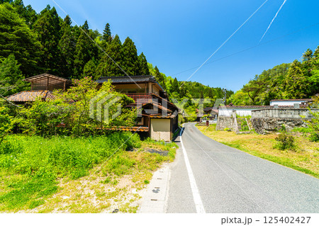 【重要伝統的建造物群保存地区】吹屋　初夏の下谷地区の風景6　岡山県高梁市成羽町 125402427