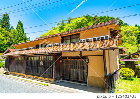 【重要伝統的建造物群保存地区】吹屋 初夏の下谷地区の風景12 岡山県高梁市成羽町 【重要伝統的建造物群保存地区】吹屋 初夏の下谷地区の風景12 岡山県高梁市成羽町 125402433