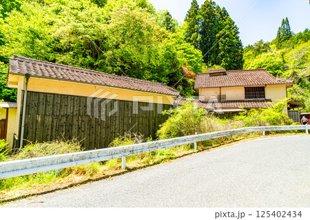 【重要伝統的建造物群保存地区】吹屋 初夏の下谷地区の風景13 岡山県高梁市成羽町 【重要伝統的建造物群保存地区】吹屋 初夏の下谷地区の風景13 岡山県高梁市成羽町 125402434