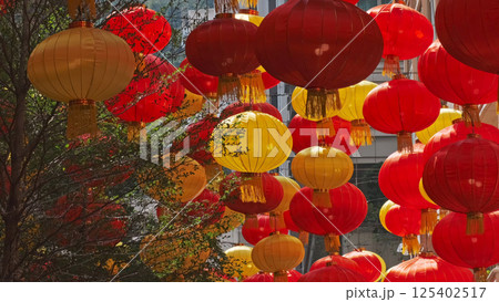 Vibrant red and yellow chinese lanterns 125402517