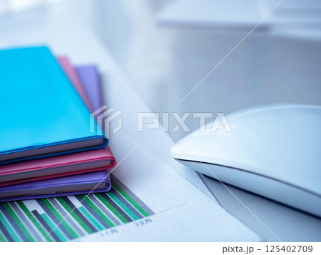 テーブルに置かれたグラフと手帳 125402709