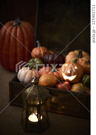 古いトランクに詰め込まれたカボチャ　ハロウィンイメージ 125402711