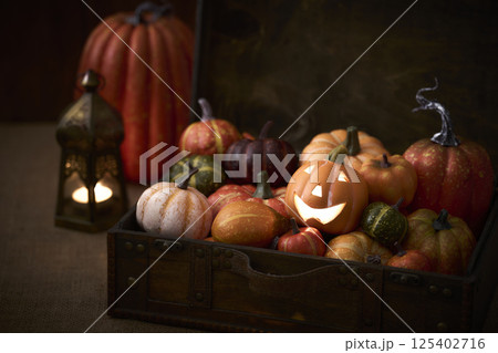 古いトランクに詰め込まれたカボチャ　ハロウィンイメージ 125402716