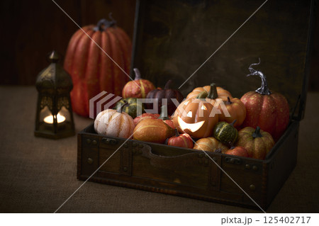 古いトランクに詰め込まれたカボチャ　ハロウィンイメージ 125402717