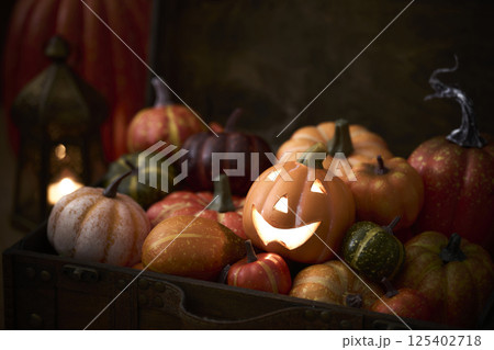 古いトランクに詰め込まれたカボチャ　ハロウィンイメージ 125402718