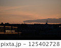 夕暮れに輝く鉄橋と電車のシルエット 125402728
