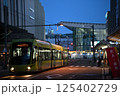 夜の福井駅と路面電車 125402729