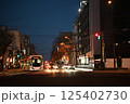 夜の街を走る路面電車と車の灯り 125402730
