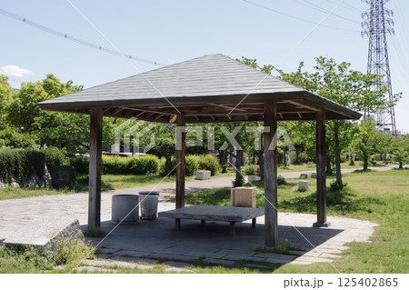都市公園の休憩スぺース・ベンチ 都市公園の休憩スぺース・ベンチ 125402865