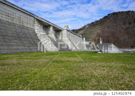 滝里ダムを間近から 125402974