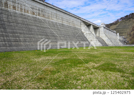 滝里ダムを間近から 125402975