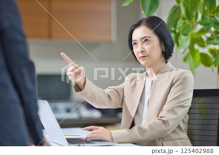 オフィスで打ち合わせをするミドル女性 125402988
