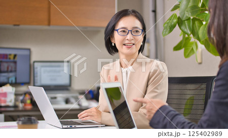 オフィスで打ち合わせをするミドル女性 125402989