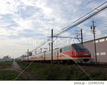 夕暮れの中を走る名鉄1200系電車 (パノラマsuper) 旧塗装 夕暮れの中を走る名鉄1200系電車 (パノラマsuper) 旧塗装 125403142