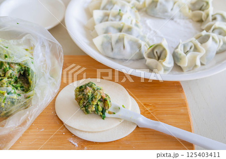 ニラ餃子 具材を包む ニラ餃子 具材を包む 125403411