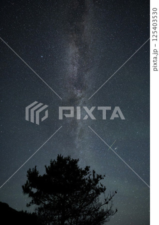 満天の星空と天の川、流れ星が輝く夜の風景 125403530