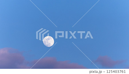 帷が降りる頃の月と雲の風景 帷が降りる頃の月と雲の風景 125403761