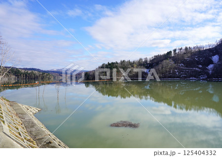 春の桂沢湖 125404332