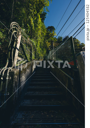 箱根の斜面を登る昭和レトロな雰囲気ただよう細い階段道 125404582