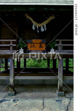 神聖な気配に包まれる神社の拝殿とお賽銭箱 125404583