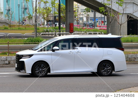 白いミニバン　イメージ 125404608