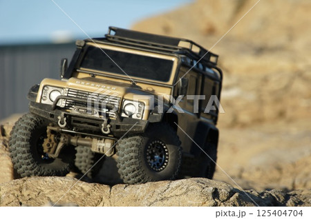 大自然の岩場を走るSUVラジコンカー 大自然の岩場を走るSUVラジコンカー 125404704