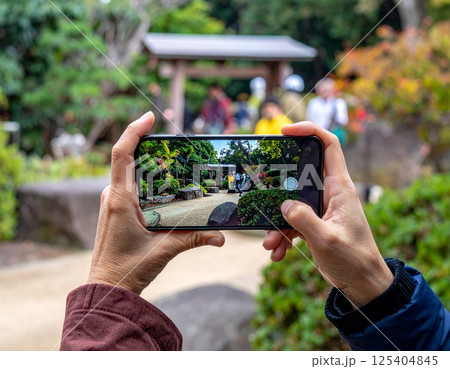 スマートフォンで写真を撮る人 125404845