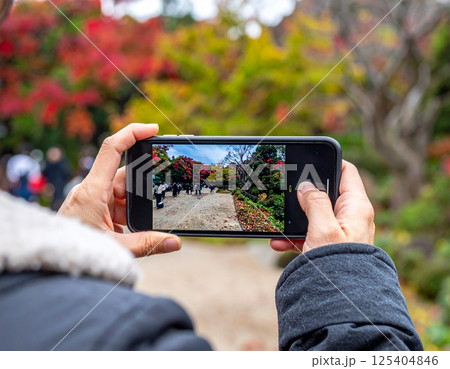 スマートフォンで写真を撮る人 125404846