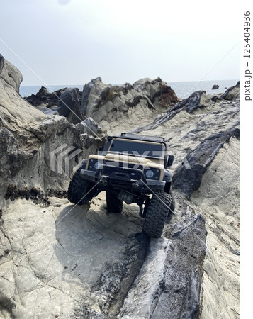 大自然の岩場を走るSUVラジコンカー 125404936