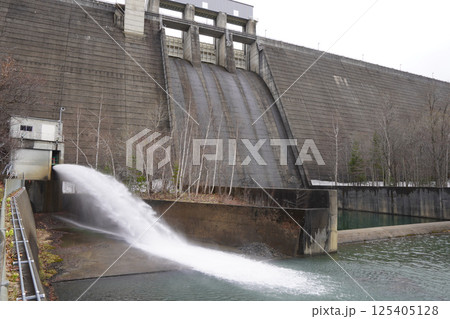 ダム下から写した金山ダム 125405128