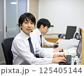 オフィスで働く日本人の男女 125405144