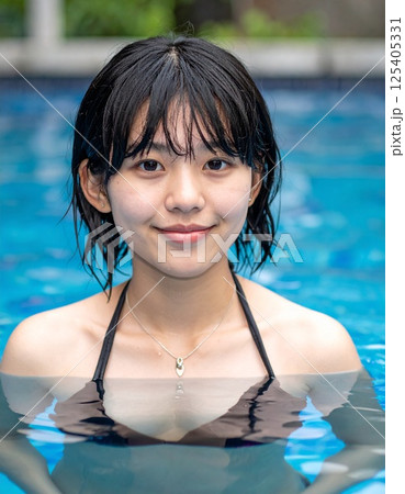 プールにいる女性 125405331