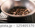 コーヒー豆と挽いたコーヒー 125405370