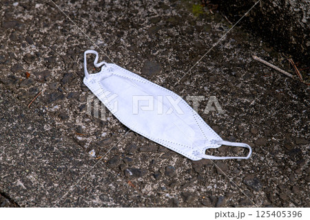 日本の横浜都市景観 街中で、ポイ捨てマスク(マスクの落とし物)が増加、ぺたんこに…=24日、横浜市内 日本の横浜都市景観 街中で、ポイ捨てマスク(マスクの落とし物)が増加、ぺたんこに…=24日、横浜市内 125405396