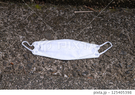 日本の横浜都市景観 街中で、ポイ捨てマスク(マスクの落とし物)が増加、ぺたんこに…=24日、横浜市内 日本の横浜都市景観 街中で、ポイ捨てマスク(マスクの落とし物)が増加、ぺたんこに…=24日、横浜市内 125405398