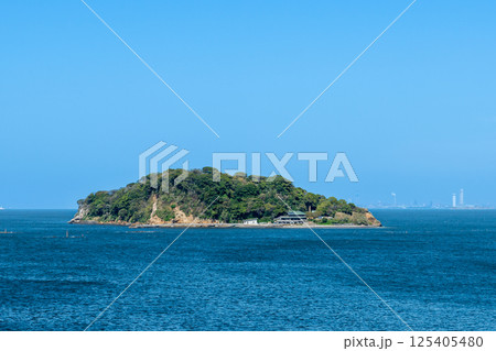 うみかぜ公園から見た猿島、神奈川県横須賀市、対岸に千葉の富津の工業地帯を望む うみかぜ公園から見た猿島、神奈川県横須賀市、対岸に千葉の富津の工業地帯を望む 125405480