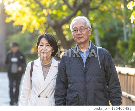 旅行するシニア夫婦 125405485