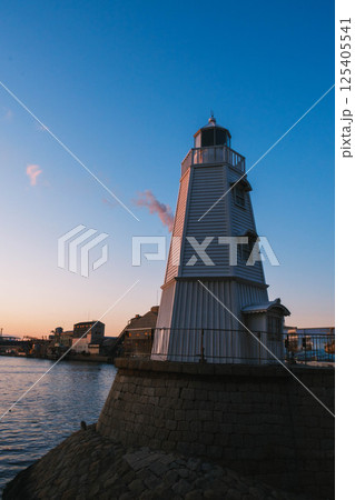 [旧堺燈台]美しい夕暮れ時のレトロな燈台 125405541