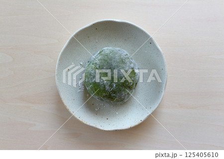 真上から見たよもぎ大福 テーブル背景 真上から見たよもぎ大福 テーブル背景 125405610