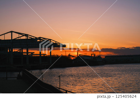 [旧堺燈台]夕暮れ時の海辺の風景 125405624