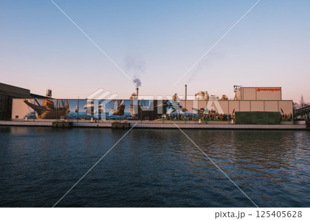 [旧堺燈台]夕暮れ時の海辺の風景 125405628