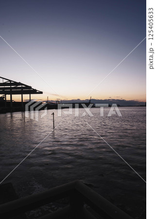 [旧堺燈台]夕暮れ時の海辺の風景 125405633