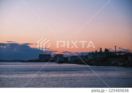 [旧堺燈台]夕暮れ時の海辺の風景 125405636