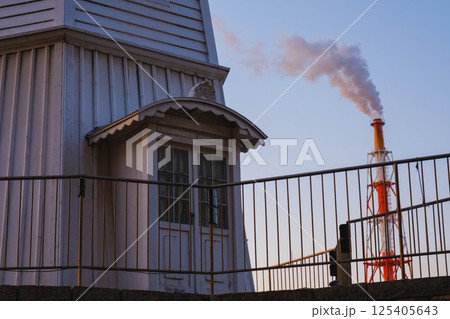 [旧堺燈台]レトロな燈台と工場の煙突 125405643
