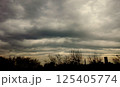 曇天の夕暮れ 125405774