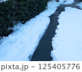 雪の積もった道路 125405776