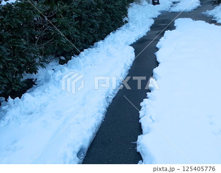 雪の積もった道路 125405776