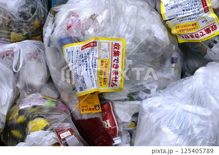 日本の横浜都市景観　プラスチック製容器包装の収集日に残された「収集できません」のシールが…ゴミ集積場 125405789