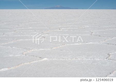 Expansive Bolivian Salt Desert Showcasing Unique Honeycomb Patte Expansive Bolivian Salt Desert Showcasing Unique Honeycomb Patte 125406019